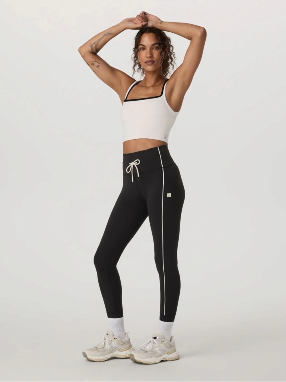 Vuori Daily Piped Legging in Black size Small - Picture 2 of 8